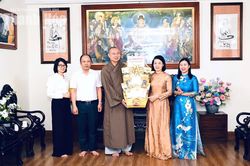 Phó Chủ tịch Thường trực Ủy ban MTTQ tỉnh Đỗ Thị Toán chúc mừng Lễ Vu Lan 2026