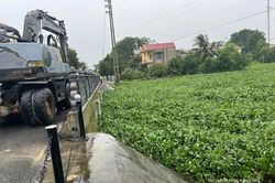 Các lực lượng phối hợp ứng phó ngập úng trên địa bàn phường Sầm Sơn và Nguyệt Viên