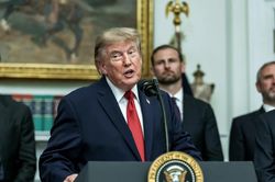 Bầu cử giữa nhiệm kỳ tới gần, Tổng thống Trump đứng trước loạt thách thức kinh tế Mỹ