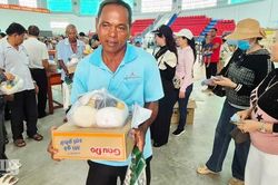Trao 300 phần quà cho người dân xã Tri Tôn