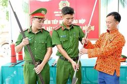 Để người dân tự nguyện giao nộp vũ khí