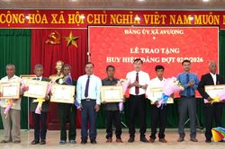 Đảng ủy xã Avương trao Huy hiệu Đảng cho 8 đảng viên dịp Quốc khánh 2/9