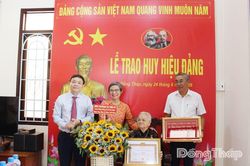Đồng chí Phan Văn Thắng trao Huy hiệu Đảng tại phường Mỹ Ngãi và phường Cao Lãnh