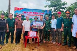 Trao bò sinh kế cho hộ nghèo thôn Mook Trêl