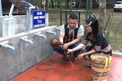 Bàn giao công trình nước sạch ở làng Bi, xã Ia O