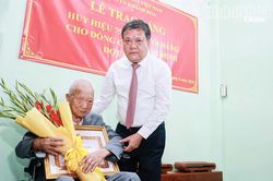Bí thư Tỉnh ủy Trần Phong trao Huy hiệu 75 năm tuổi Đảng cho đảng viên Lê Văn Minh