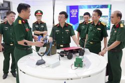 Trường Sĩ quan Chính trị trao đổi kinh nghiệm chuyển đổi số tại Trường Sĩ quan Thông tin