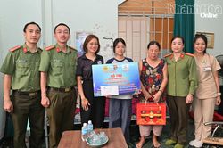 Thăm, tặng quà 4 học sinh được lực lượng công an nhận đỡ đầu