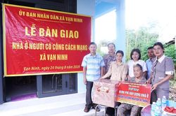 Xã Vạn Ninh bàn giao nhà ở cho 4 gia đình có công với cách mạng