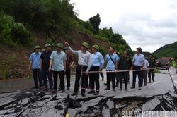 Lãnh đạo Bộ Xây dựng kiểm tra công tác khắc phục thiệt hại về giao thông do bão số 4 gây ra
