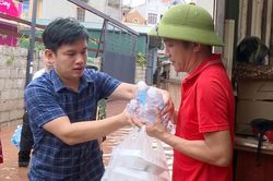 Gần 700 suất cơm hỗ trợ người dân khu vực ngập lụt phường Tam Thanh