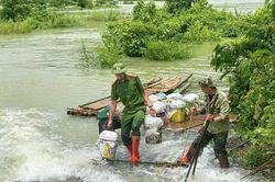 Công an xã Vạn Linh hỗ trợ người dân trong vùng bị cô lập vận chuyển nông sản
