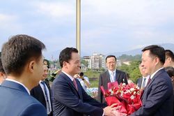 Đoàn đại biểu tỉnh Vân Nam nhập cảnh qua Cửa khẩu quốc tế Lào Cai tham dự Hội nghị hợp tác hành lang kinh tế Côn Minh - Lào Cai - Hà Nội - Hải Phòng - Quảng Ninh