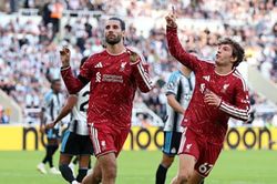 Szoboszlai lập công phút bù giờ giúp Liverpool hòa nghẹt thở 2-2 trước Newcastle United