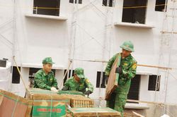 Bộ đội chung sức xây trường nơi biên giới