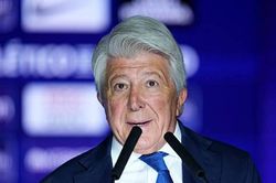 Chủ tịch Atletico Madrid Enrique Cerezo lên tiếng chỉ trích cách đàm phán của Barcelona