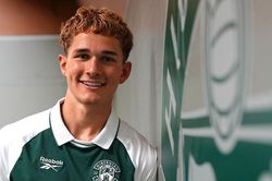 Tiền vệ trẻ Jacob Devaney chính thức rời Manchester United để chuyển sang Hibernian thi đấu