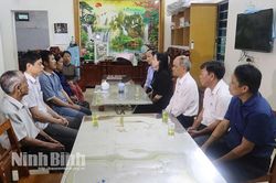 Đồng chí Phó Bí thư Tỉnh ủy, Chủ tịch Ủy ban MTTQ Việt Nam tỉnh Đinh Thị Lụa chia buồn, động viên gia đình hai nạn nhân tử vong do sét đánh