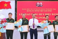 Trao tặng Huy hiệu Đảng đợt 2/9 tại Ủy ban MTTQ Việt Nam tỉnh Ph&uacute; Thọ