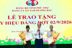Đảng bộ x&atilde; Tam Dương Bắc: 97 đảng vi&ecirc;n được trao tặng Huy hiệu Đảng đợt 2/9