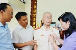 Trao Huy hiệu 70 năm tuổi Đảng tặng đảng vi&ecirc;n Nguyễn Văn Ch&egrave;, x&atilde; Ho&agrave;ng An