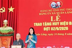 109 đảng vi&ecirc;n x&atilde; Xu&acirc;n L&atilde;ng được trao tặng Huy hiệu Đảng
