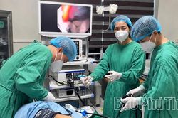 Cấp cứu thành công bệnh nhân nuốt bàn chải đánh răng dài gần 20cm