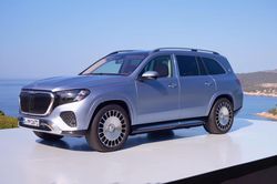 Mercedes-Maybach GLS 680 2026 lộ diện với màu xanh Light Blue Metallic nổi bật