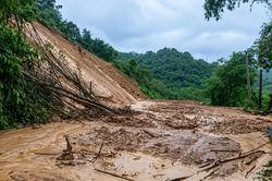 Thanh Hóa: Mưa lớn gây sạt lở, chia cắt nhiều tuyến đường