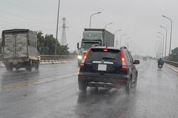 Né cú tạt đầu của xe con, xe tải suýt đâm thẳng vào container