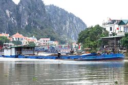 Mưa lũ phức tạp, Ninh Bình hạn chế tàu thuyền qua cầu Đế trên sông Bôi