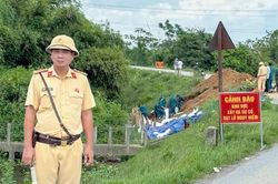 Hà Nội: Cảnh sát túc trực phân luồng, sẽ tạm cấm đường tại các điểm sạt lở và ngập