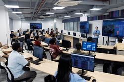 Trường tư hay trường công: Phụ huynh nên cân nhắc điều gì khi bỏ tiền đầu tư cho con học ?