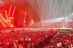Hàng chục nghìn khán giả đội mưa xem concert 'Tổ quốc trong tim'