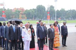 Chủ tịch Quốc hội Cộng h&ograve;a Bờ Biển Ng&agrave; Patrick Achi v&agrave;o lăng viếng Chủ tịch Hồ Ch&iacute; Minh