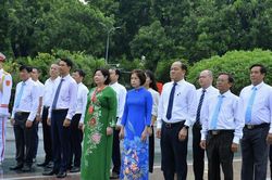 Dâng hương tưởng nhớ các Anh hùng Liệt sỹ trước thềm Đại hội VII Liên minh HTX Việt Nam
