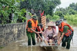 Công an tỉnh Bắc Ninh dùng drone hỗ trợ người dân bị cô lập do lũ