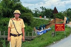 CSGT Hà Nội phối hợp ứng phó các điểm cầu ngập, sạt lở