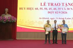X&atilde; An Kh&aacute;nh trao Huy hiệu Đảng dịp 2/9