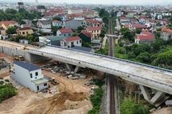 Tạm cấm người và phương tiện qua 3 cây cầu tại Hà Nội