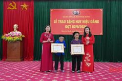 Trao Huy hiệu Đảng dịp 2/9 cho 18 đảng vi&ecirc;n x&atilde; Nguy&ecirc;n B&igrave;nh
