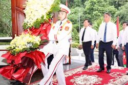 Đoàn đại biểu tỉnh dâng hương, dâng hoa Đại tướng Võ Nguyên Giáp tại Khu DTQG đặc biệt rừng Trần Hưng Đạo