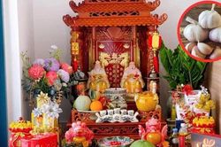 Tại sao tháng 7 âm lịch nhiều người thích đặt tỏi lên bàn thờ Thần Tài?