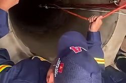 Người đàn ông rơi xuống giếng sâu, tuyệt vọng kêu cứu cho đến khi thấy ánh đèn cứu hộ