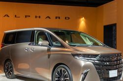 Toyota Alphard HEV hơn 4,4 tỷ đồng: Doanh nhân đang trả tiền cho điều gì?
