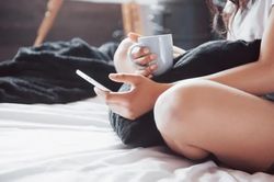 Thói quen nhiều người mắc ngay sau khi thức dậy có thể khiến cả buổi sáng trở nên uể oải