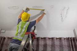 Trần nhà bỗng ngấm nước, đây là việc đầu tiên cần làm để tránh sự cố nguy hiểm