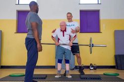 Cụ ông 93 tuổi bị Parkinson, viêm khớp gối vẫn nâng tạ 40kg mỗi ngày