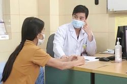 'Xin bác sĩ đừng nói mẹ bị ung thư' - thế khó khi gia đình muốn giấu bệnh