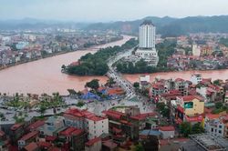 Nước sông Kỳ Cùng ở Lạng Sơn ngấp nghé mặt cầu, nhiều khu vực càng ngập sâu